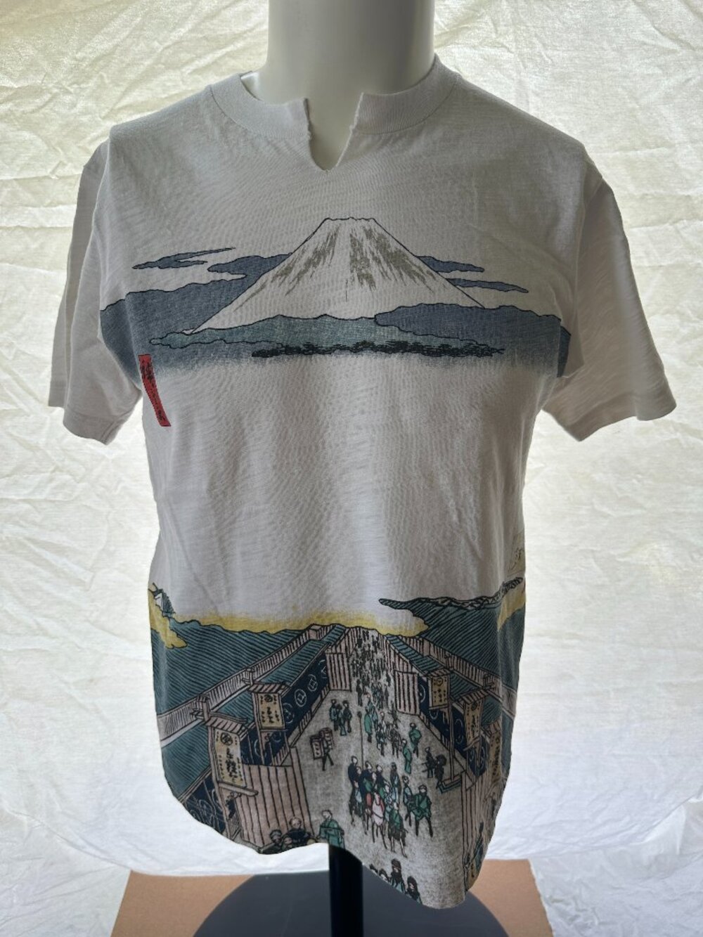 Uniqlo MFA Boston Mt. Fuji Japan Men's White Shirt Medium
